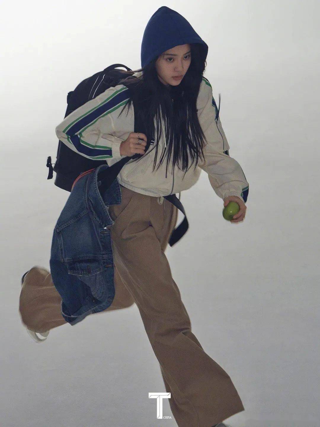 欧阳娜娜这组搭配太好看,秋天就照这个穿!_双肩包_工装_夹克