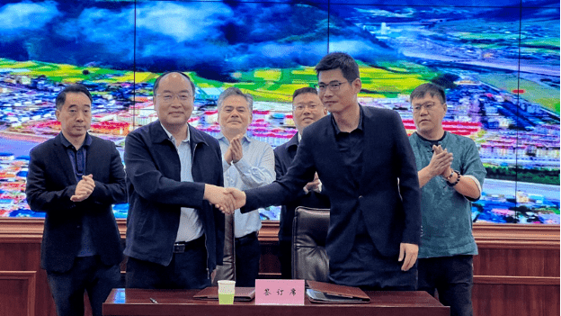 重庆青年职业技术学院党委委员,副院长周优文与类乌齐县副县长杨柳柳