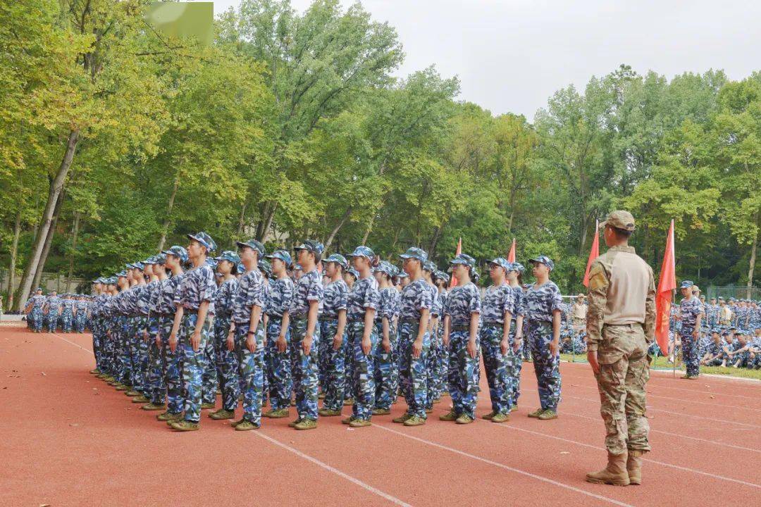 图片:新生通讯员李韵竹文字:新生通讯员汤美琪团结一心,一往无前三分