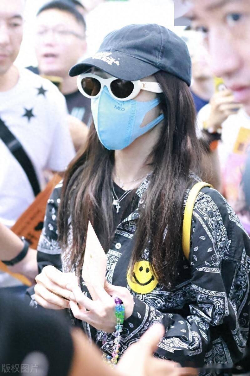 萧亚轩印花上衣戴棒球低调出依然行人气高_北京_机场