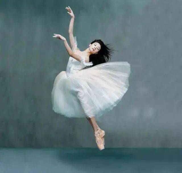 惊艳而梦幻的舞蹈《寻找光明》,谭元元用足尖演绎极致美感_经典_芭蕾