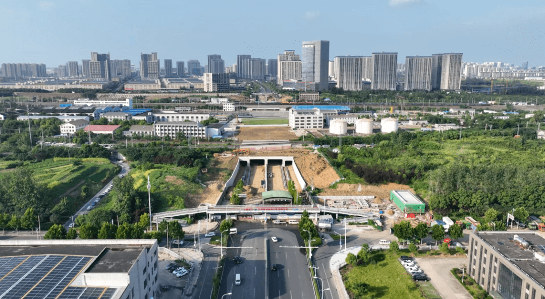 記者實地探訪紛紛迎來重要節點銅陵北路下穿鐵路橋,文忠路高架工程