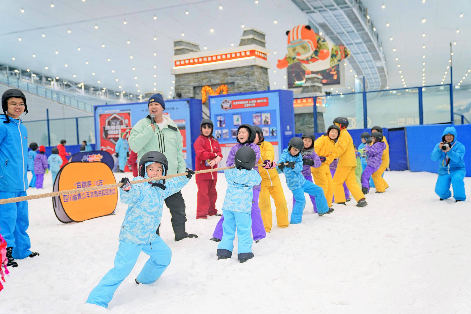 滑雪、雪上拔河、雪上足球……四川省谈球吧体育青少年冰雪进校园活动正式启动(图2)