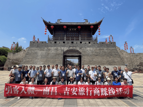 市文广新旅局二级调研员陈锋陪同踩线团先后考察了赣州方特东方欲晓