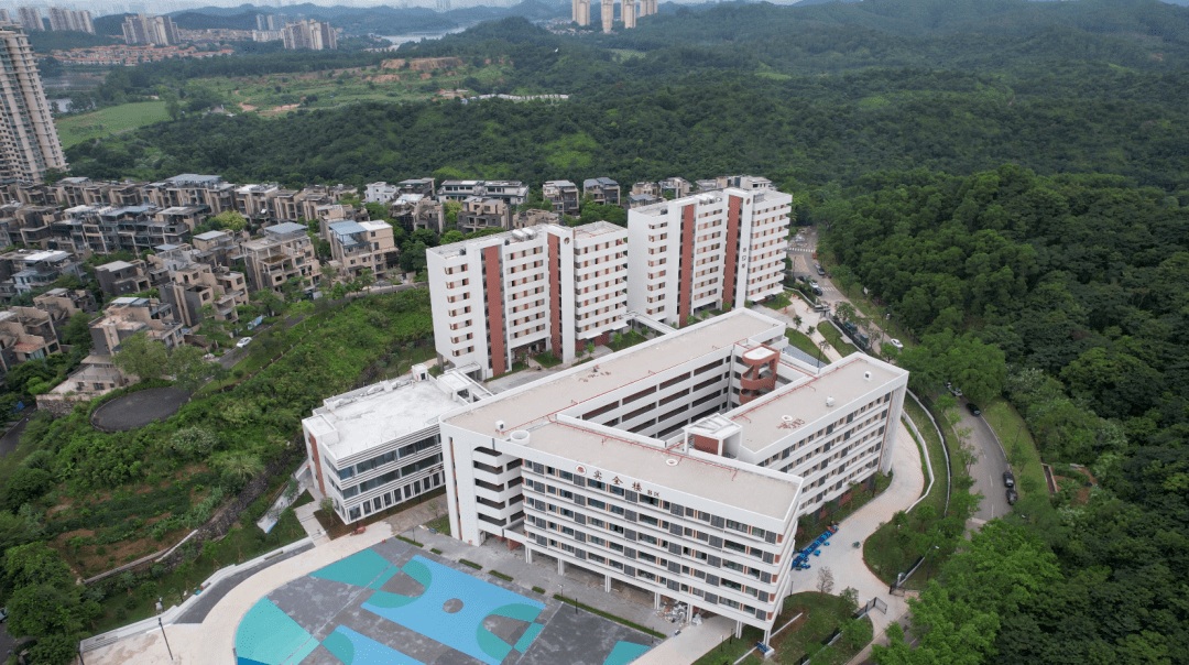 惠州市实验中学北校区位于惠城区汝湖镇雅居乐·白鹭湖社区,是市教育