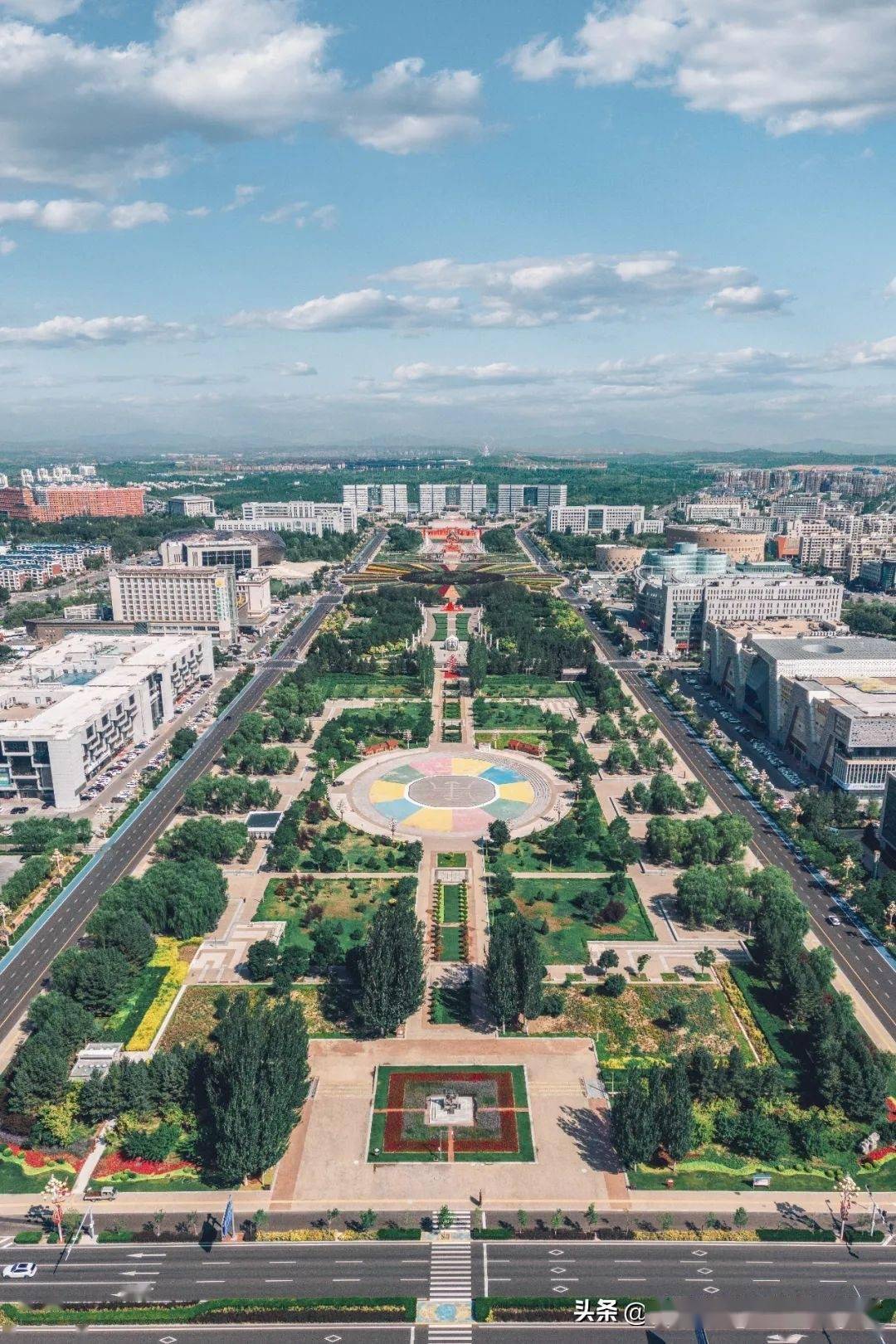 1989年就开始了绿化恩格贝沙漠并进行生态建设绿色之路的鄂尔多斯集团