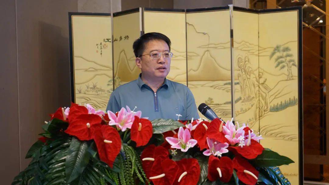 潍坊市博物馆馆长黄可首位发言的是潍坊市博物馆馆长黄可,以"打造