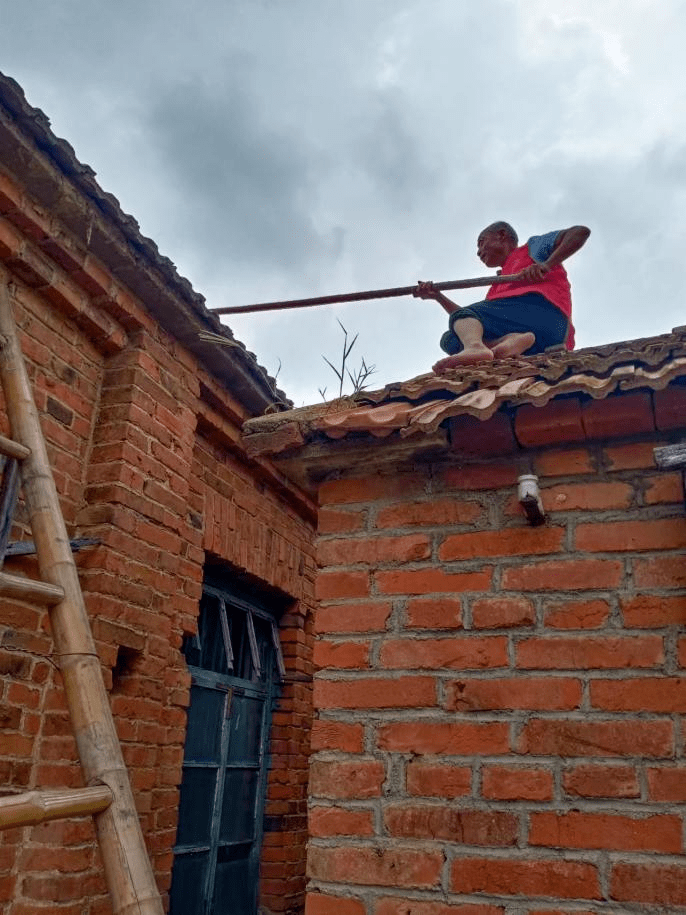 三义村党总支谢忠富8月12日,在职党员西黄埝张玉娟,孔令柱,孔令忠在村