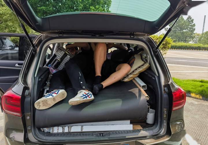 小车后备箱竟然塞了两个大汉_行李_男子_江山