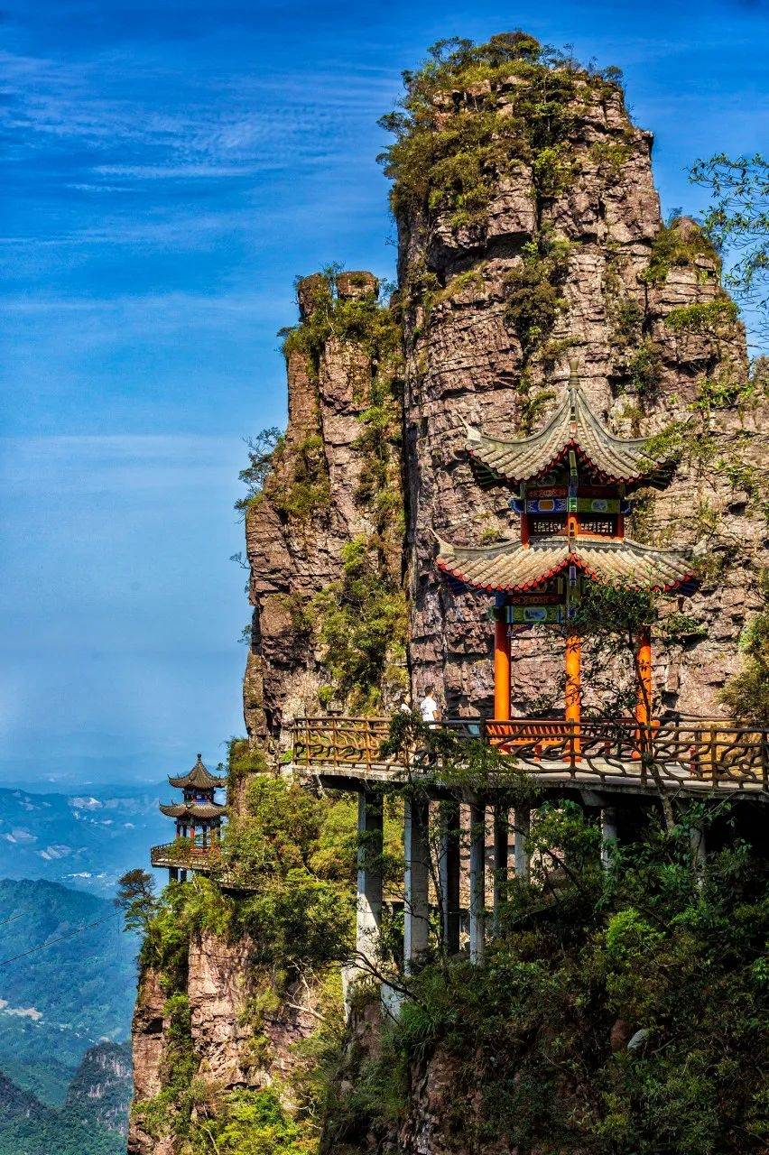 你还可以前往平南的大鹏镇,领略以"峰秀,林茂,石奇,花艳,泉清,雾仙"