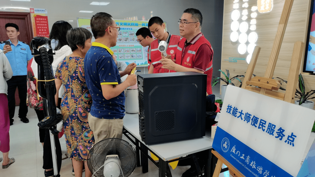 有一次,一位年逾八旬的高龄老人因行动困难,家中的电饭锅,老人唱戏机