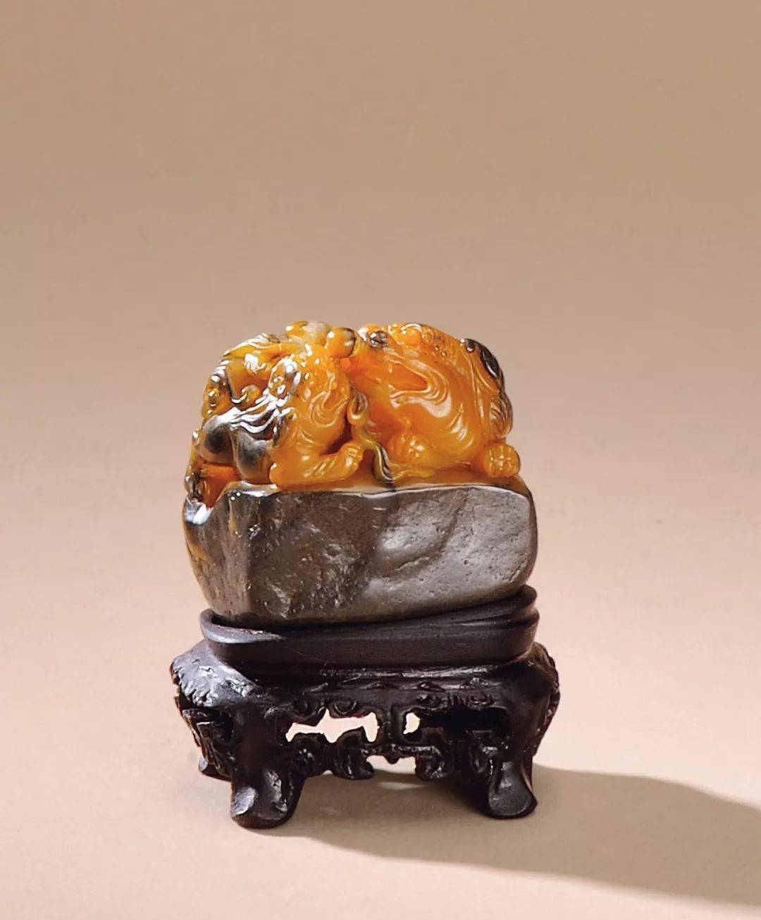 中国古美術 烏鴉皮田黄石彫 山水薄意彫刻置物 手彫細密 蘿蔔紋清晰 文房雅器 中国古美術 烏鴉皮田黄石彫 山水薄意彫刻置物 手彫細密 蘿蔔紋清晰 文