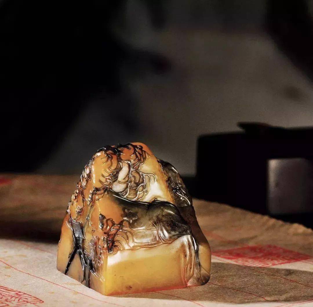 中国古美術 烏鴉皮田黄石彫 山水薄意彫刻置物 手彫細密 蘿蔔紋清晰 文房雅器 中国古美術 烏鴉皮田黄石彫 山水薄意彫刻置物 手彫細密 蘿蔔