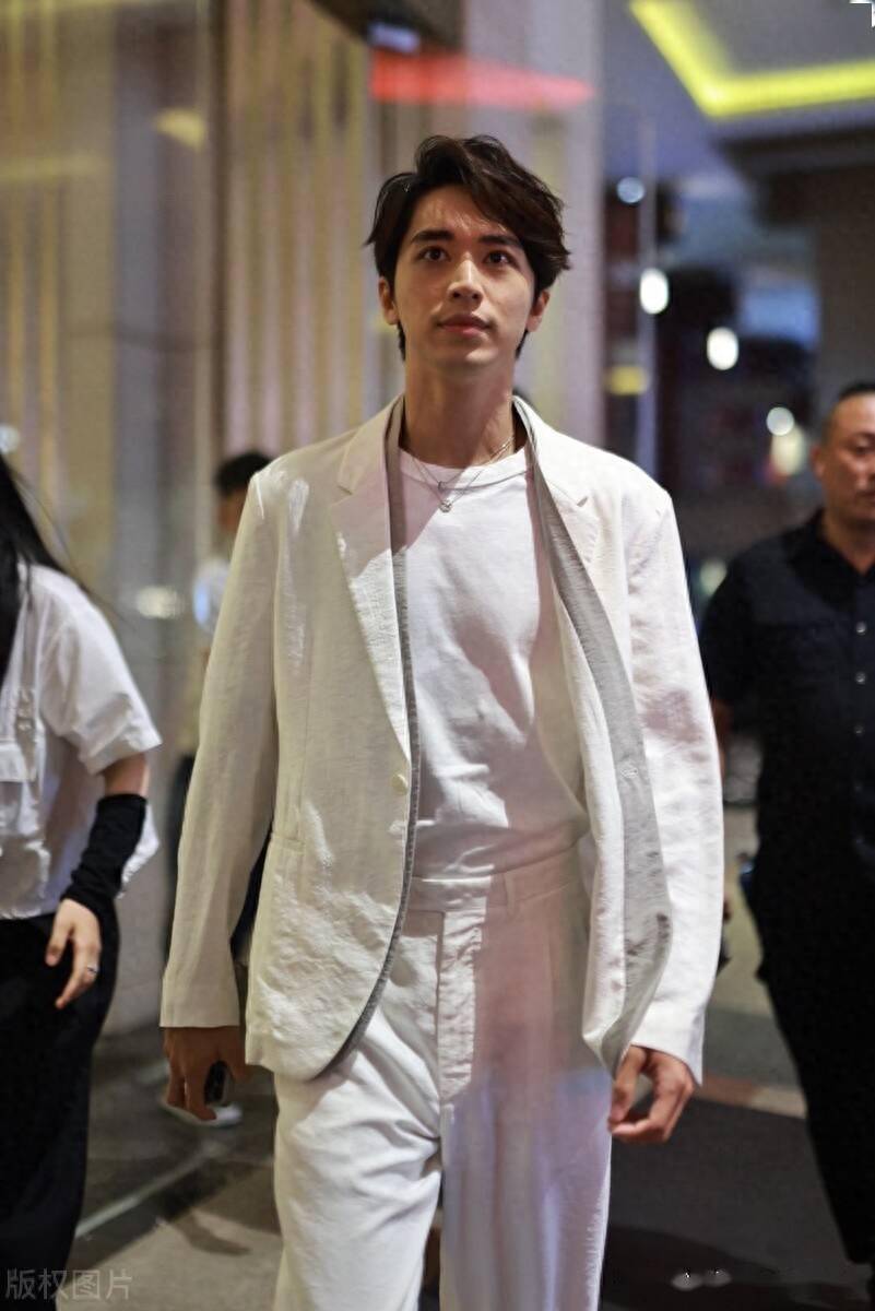 街拍:许魏洲白t恤 白色无领西装 西裤 运动鞋清爽有型格_上海_机场