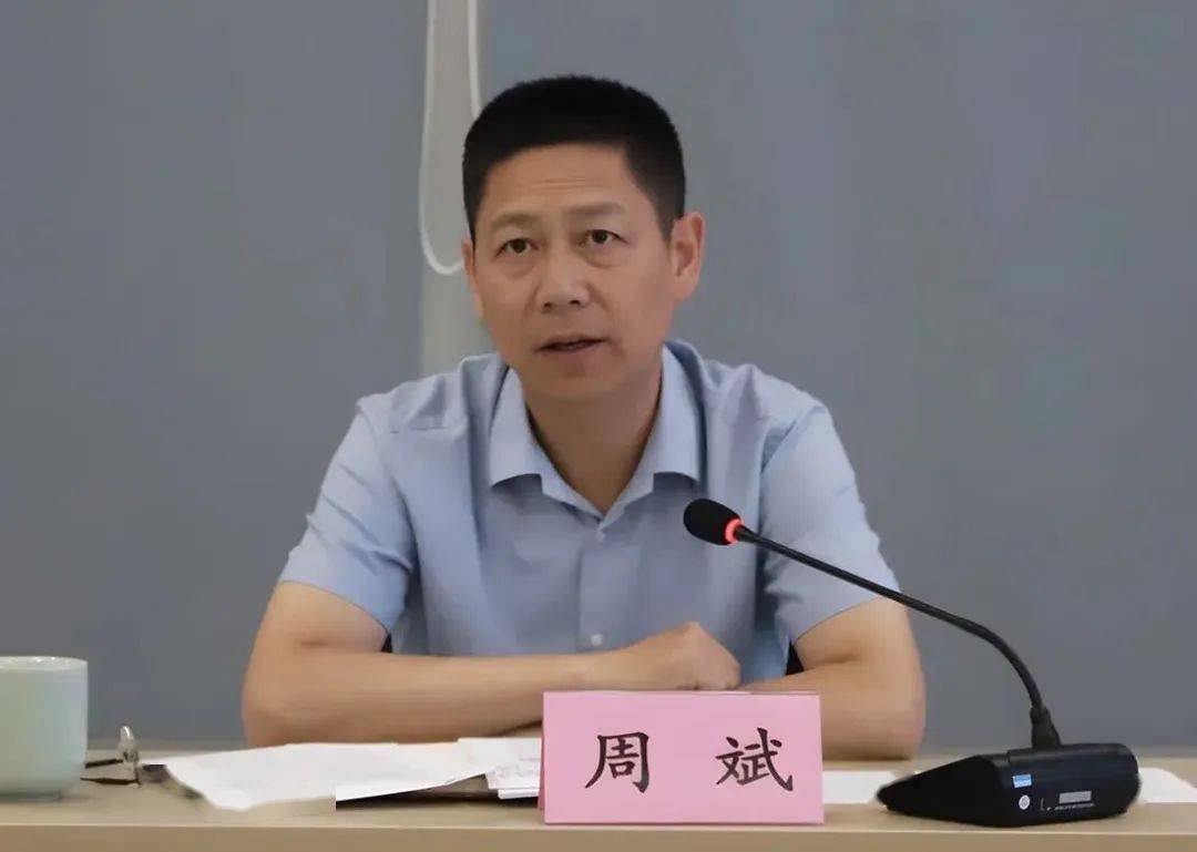 县教育局党委书记,局长周斌充分肯定了广大新教师立足岗位职责,满怀