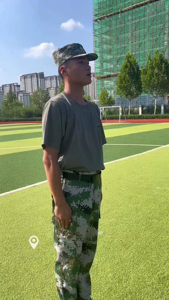 8月30日,德州一小学生手臂骨折,打着石膏仍坚持学校军训,感动教官:这