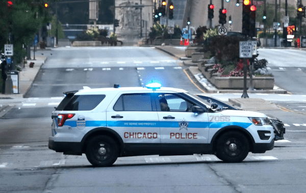 美国讽刺一幕:记者报道持枪抢劫时被持枪抢劫……_芝加哥_事件_警方