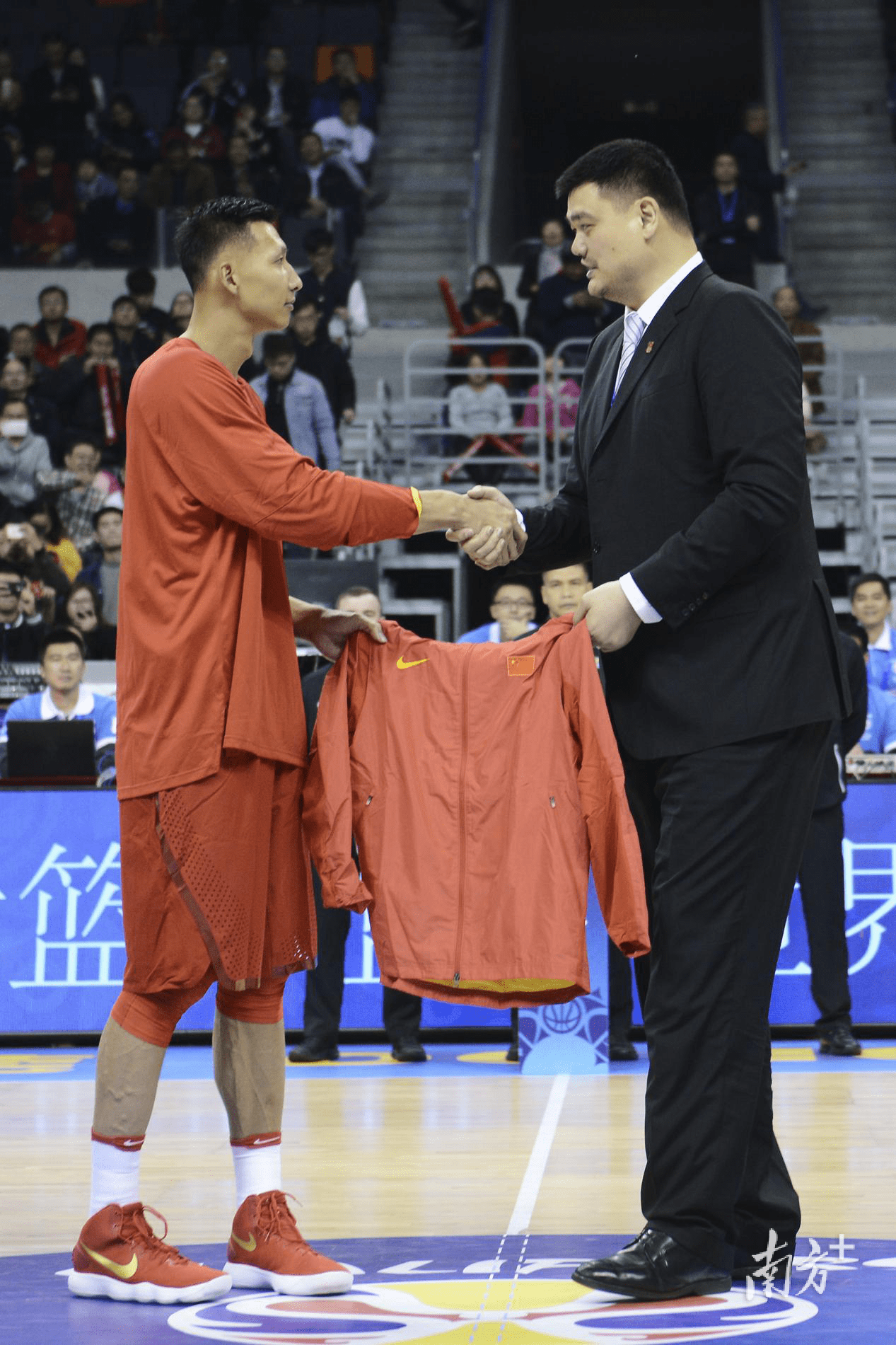 告别易建联:沧海横流方显英雄本色_阿联_比赛_姚明
