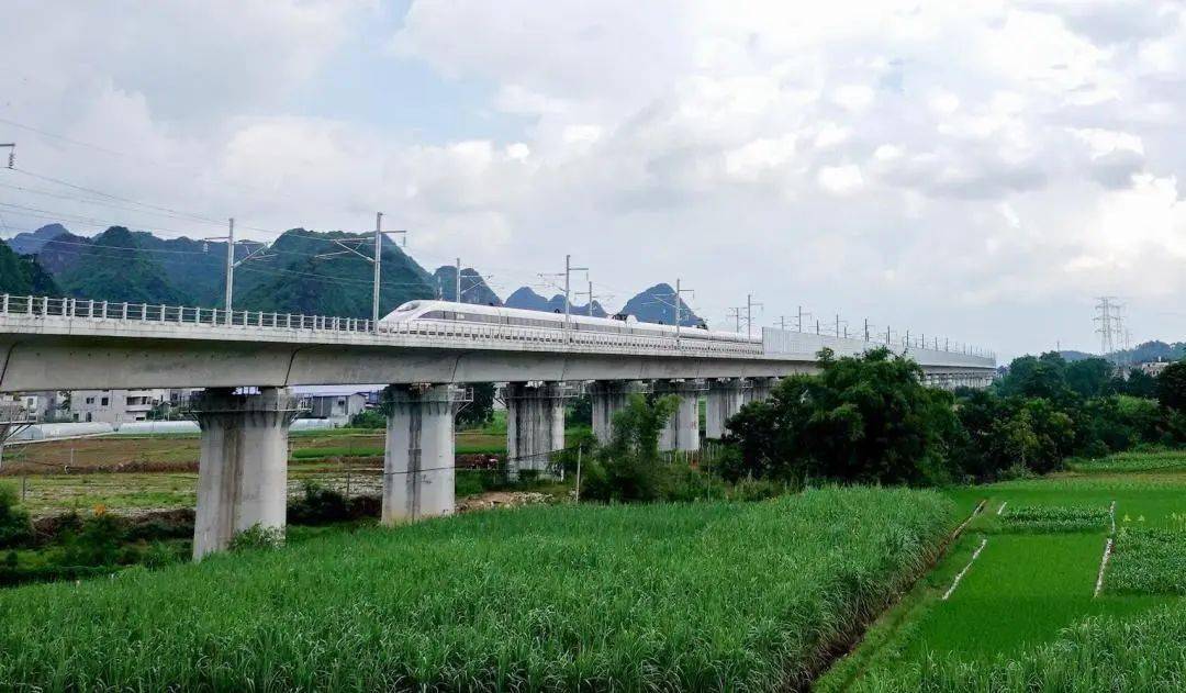 贵南高铁河池西站首列动车出发!河池结束不通高铁的历史!