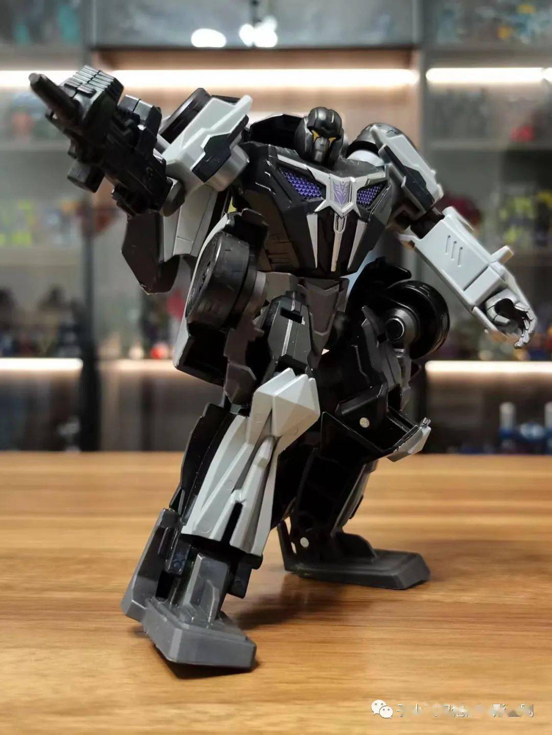 【评玩具】子小天:岑测评《变形金刚 ss游戏线新品 塞伯坦传奇wfc路障