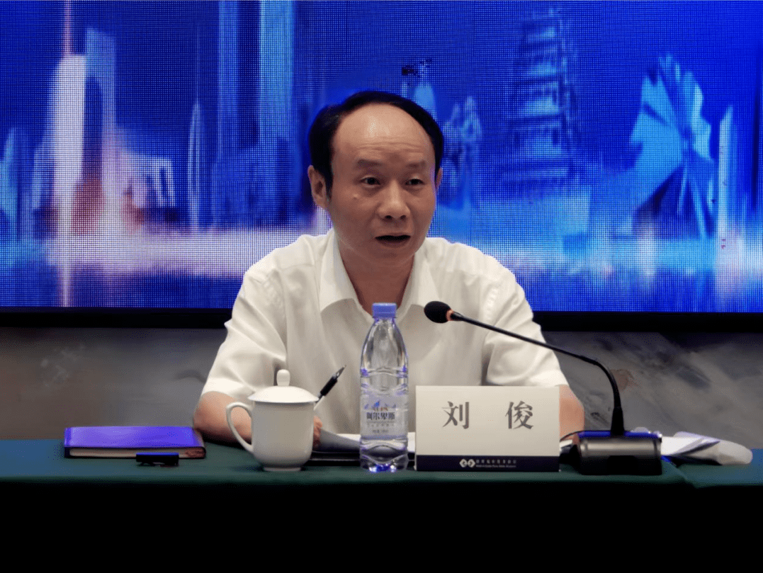 《湘潭市促进民营经济发展壮大的实施意见》和市委书记刘志仁在湘潭市