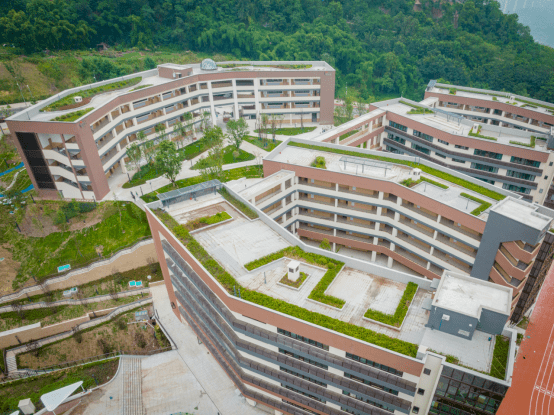 学校位于两江新区礼嘉,依山而建,与礼嘉智慧公园,金海湾公园为邻,相伴