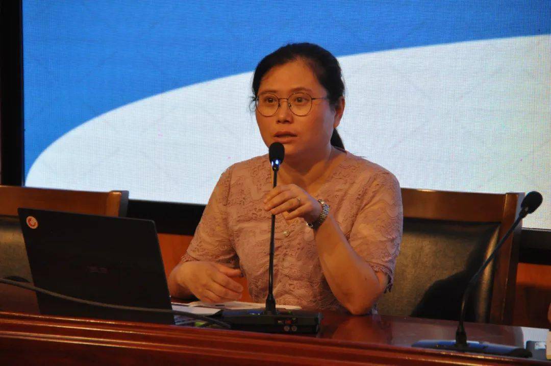 王清华副校长作《培育成长沃土,成就更好我们》的主题汇报,重点围绕竞