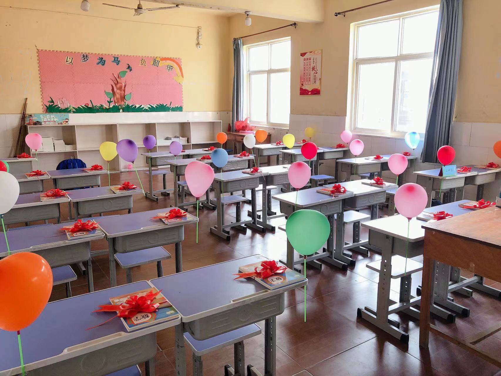 为了迎接学生返校,班主任们早早地把教室打扫得一尘不染,用气球,五彩