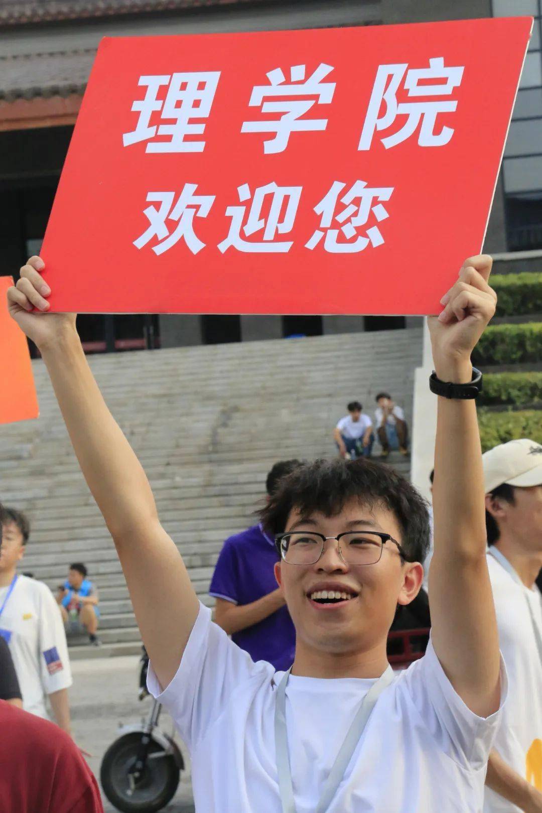 热情迎接2023级新生来到草堂校区新生报到现场校党委副书记张健校领导