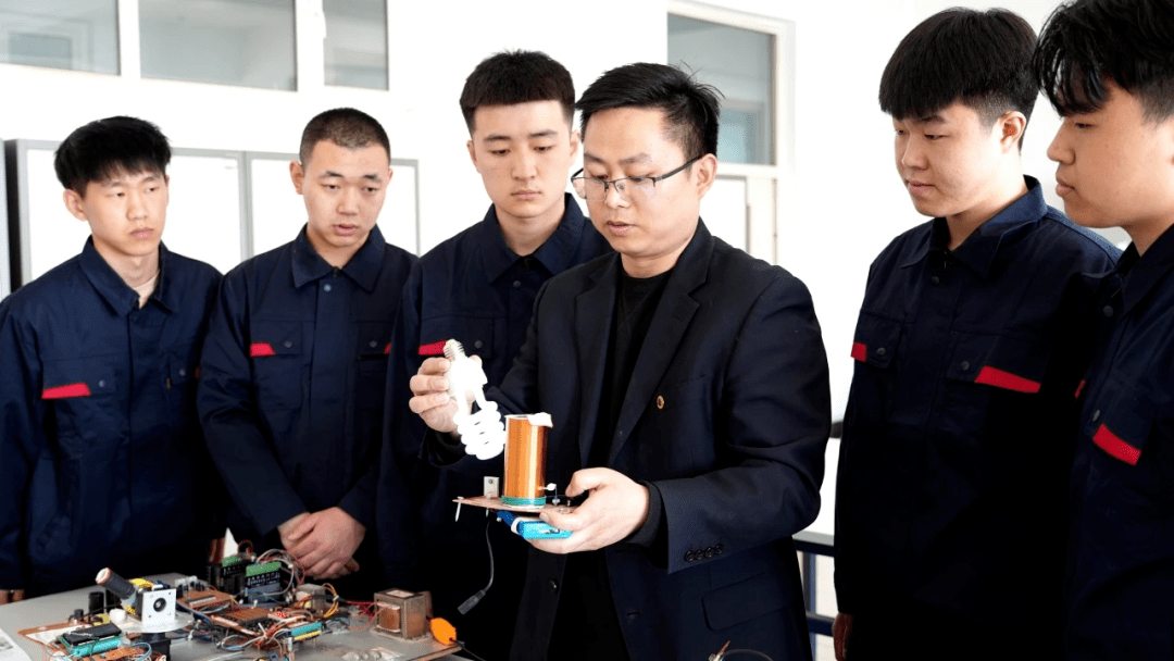点赞！黑龙江农垦职业学院机器人教学团米乐 M6米乐队获联合国荣誉(图1)