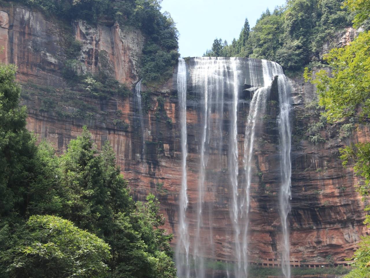 重庆江津区四面山景区引游客观山听瀑游湖_陶稳_瀑布_特色