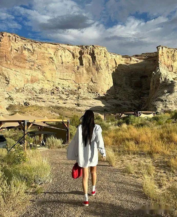 粉丝们认为,住在豪华酒店会让jennie感到舒适并维护她的隐私.