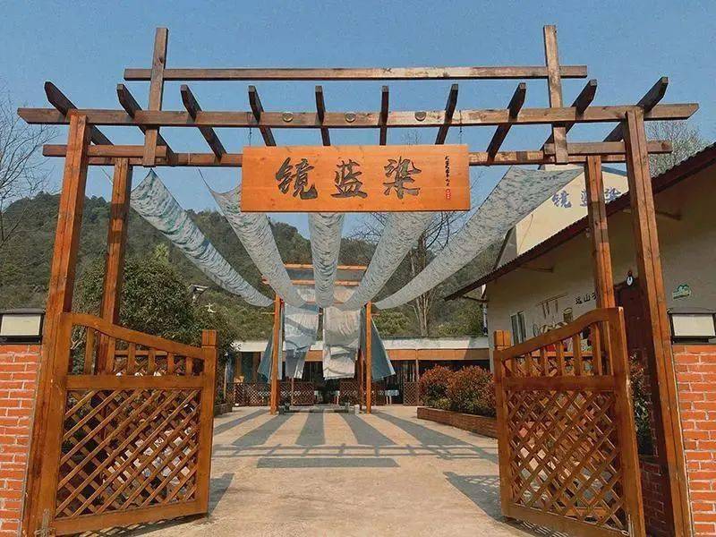 "缙泉烧""镜蓝染""伴山漆艺术中心"等20多家文创企业入驻"三河村艺术
