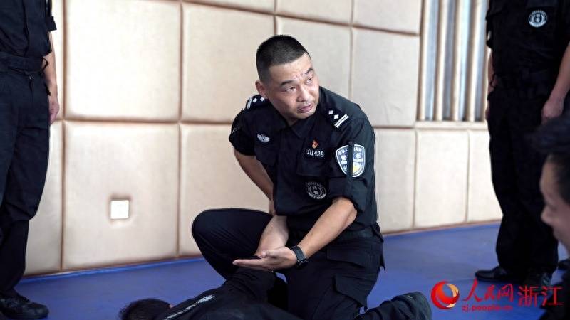 徐延飞是杭州市桐庐县公安局巡特警大队副大队长,曾斩获2006年多哈