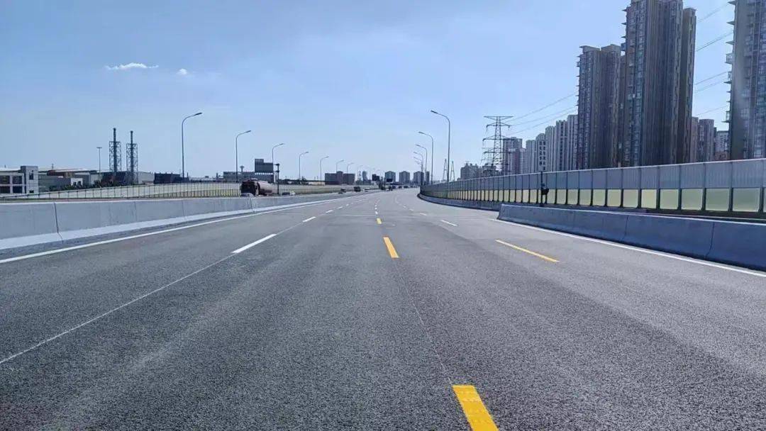 海滨大道是天津港的集疏运交通,环渤海过境交通和城市交通三大功能