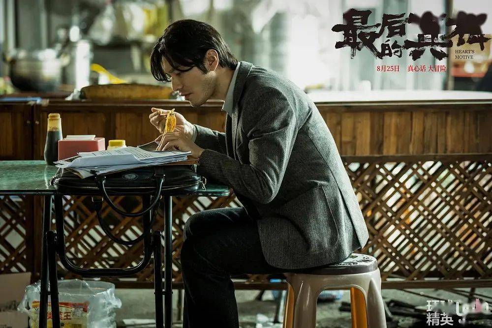 这部片子里,黄晓明可谓是再一次大尺度地突破了个人形象,身上找不到