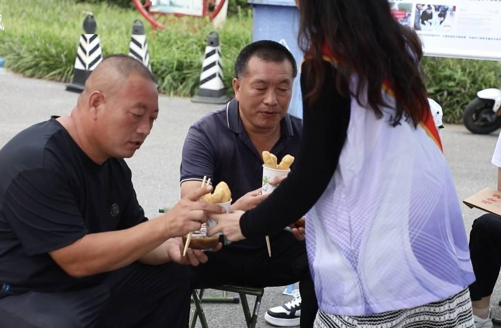 提及准备这些的初衷,马月超笑着说:"我们学院213名新生当中,有将近