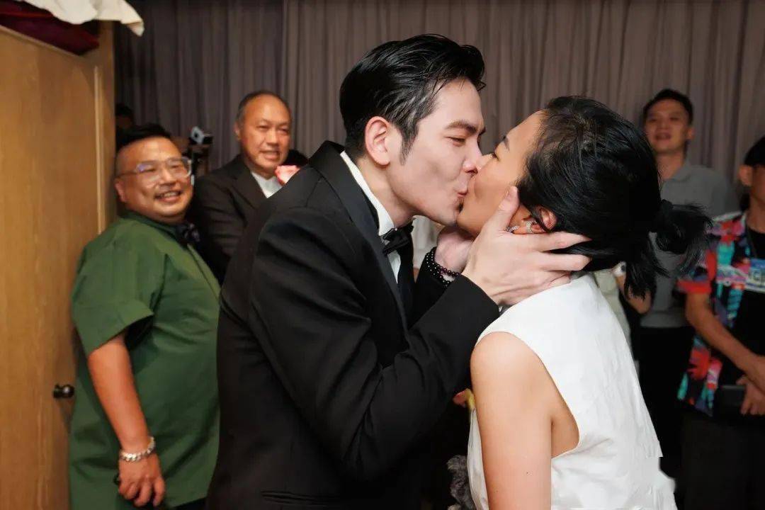 没办法赶在今年举办婚礼,原因是萧敬腾近一年的工作行程很满,今年太忙