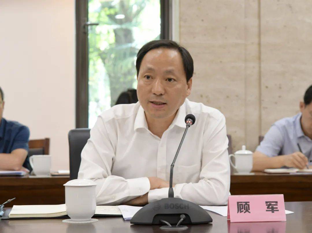 秘书长,上海市发展改革委主任顾军主持会议并讲话,执委会副主任张忠伟