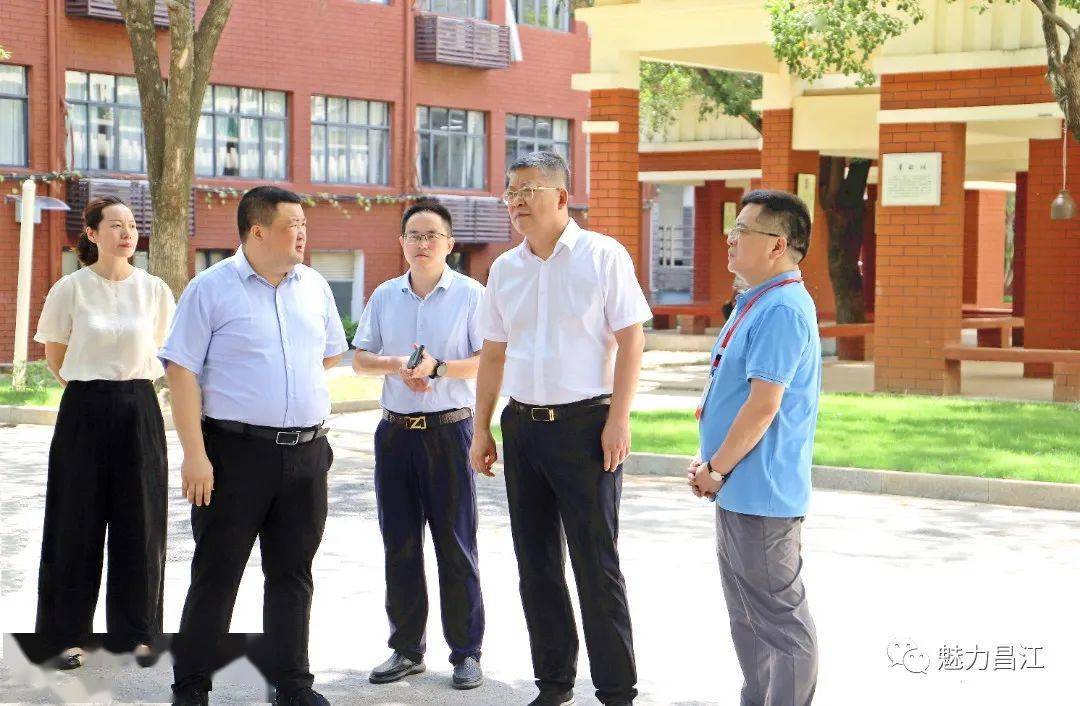 徐辉一行来到昌江一中,实地察看教学楼,食堂,宿舍等重点场所,认真听取