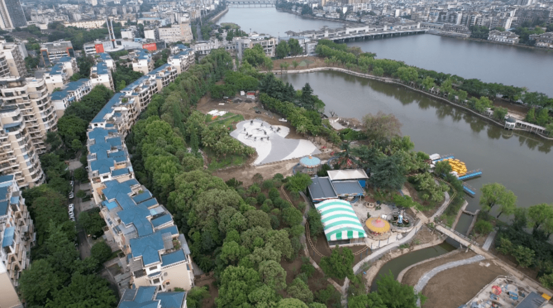 民生项目建设事关群众切身利益.目前,金雁湖景区正在全面升级.