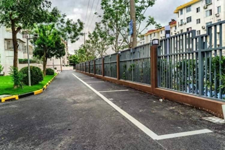 迎园六七坊改建了沿河区域并开辟出停车位此外,改造还修葺了楼道公用