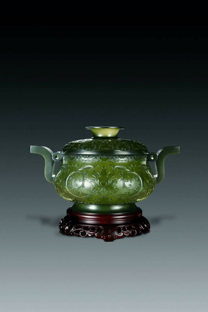 碗身琢刻中国传统吉祥图案"团花",寓意团团圆圆,和和睦睦,十全十美