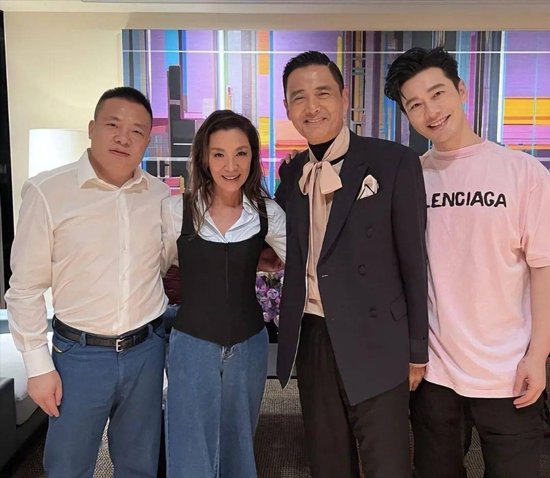 黄晓明和姜文方中信等大佬聚会,背醉酒女子上车,暖男行为获赞_baby