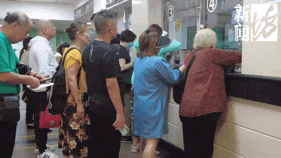 上海这所三甲医院，阿姨爷叔排队就挑这位挂号员：在这挂号，毛病好一半！
