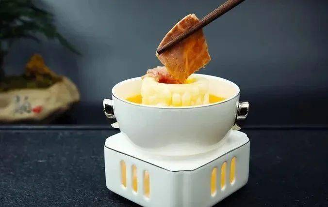 菜肴餐厅菜品以淮扬菜融入传统与现代元素每个包间设计精致典雅上巳