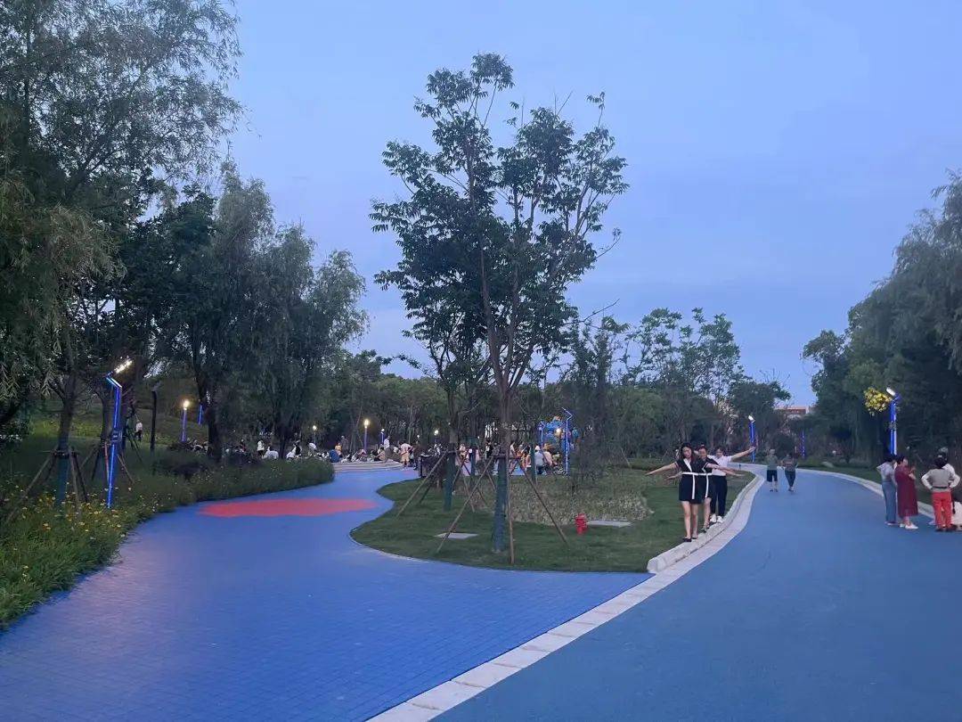 公园建设了"美之翼"人行桥,体育中心等配套硬件设施,设有古银杏,亲水