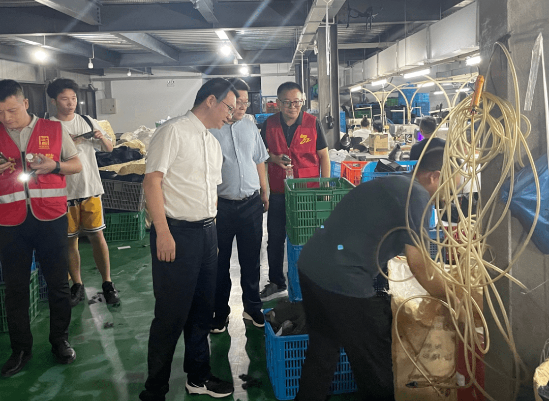 夜访"行动△市委常委,塘下镇党委书记刘建敏在塘下镇开展"夜查,夜访"