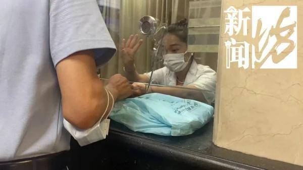 上海这所三甲医院，阿姨爷叔排队就挑这位挂号员：在这挂号，毛病好一半！