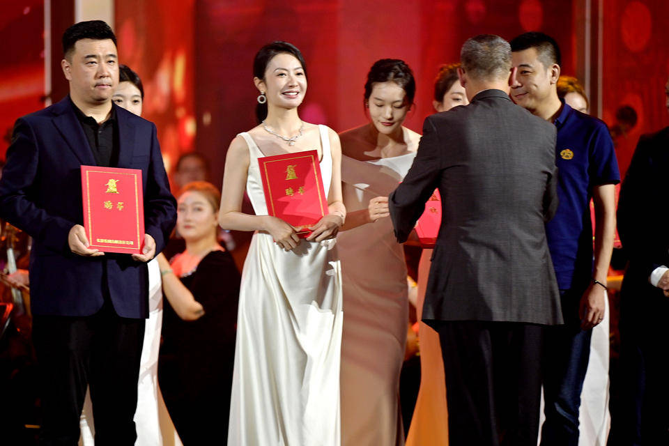 中国长春电影节共襄盛举 杨斯一袭白裙优雅大气_长影_温豪杰_齐鲁